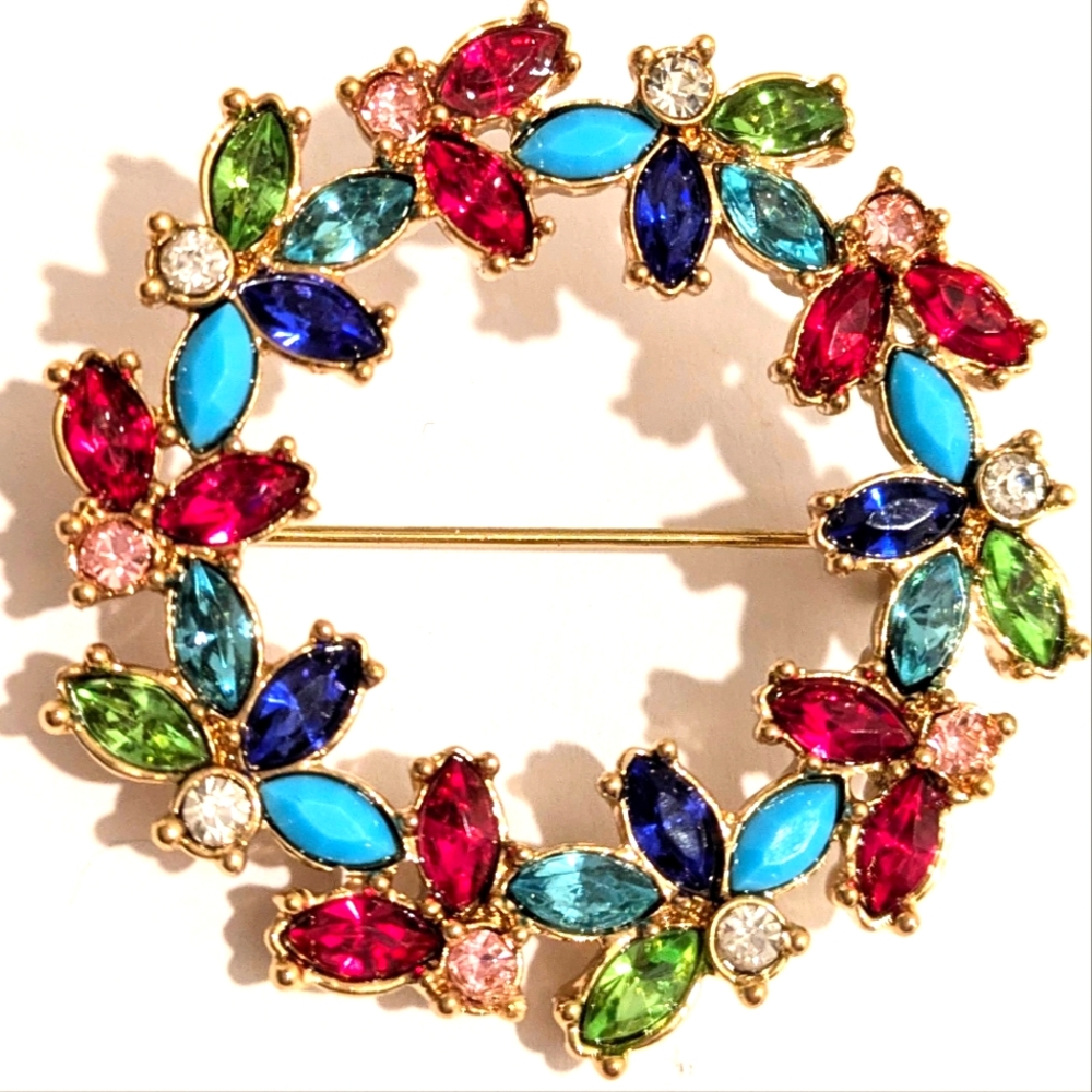 2017 Avon Collectible Wreath Pin Gold Tone Clear Green Rhinestone Pin Brooch